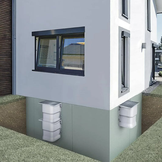 Deux courettes d’aération SMC installées – solution durable et efficace pour ventiler et assainir naturellement les sous-sols humides.
