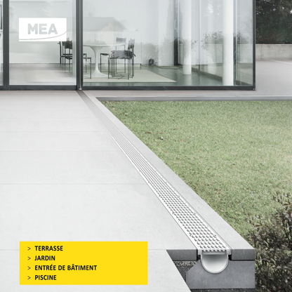 Caniveau design en SMC DECOLINE avec grille longitudinale en plastique recyclé grise. Classe de charge A15, norme PMR - Résiste au gel, au sel et produits chimiques. Adapté pour terrasse, jardin, entre de bâtiment et piscine.