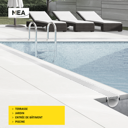 Caniveau design en SMC DECOLINE avec grille longitudinale en plastique recyclé grise. Classe de charge A15, norme PMR - Résiste au gel, au sel et produits chimiques. Adapté pour terrasse, jardin, entre de bâtiment et piscine.